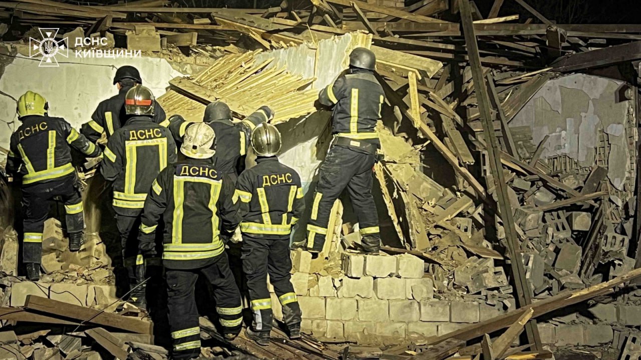 Спасатели на месте обстрела