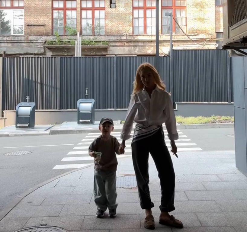 Зараз модно носити хустку замість ременя