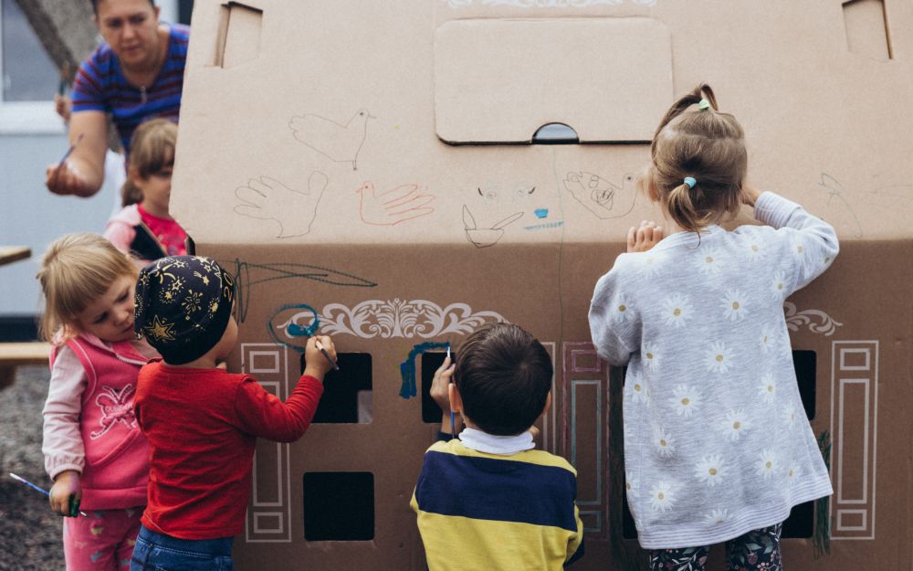 Діти розмальовують картонний будиночок. Фото: ЛМР