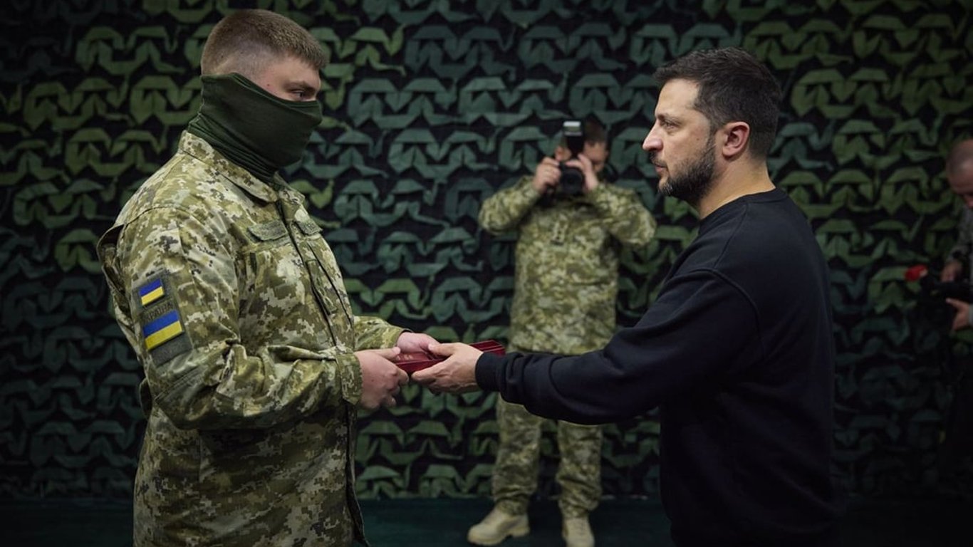 Зеленский наградил защитников во время рабочего визита в Херсонскую и Николаевскую области