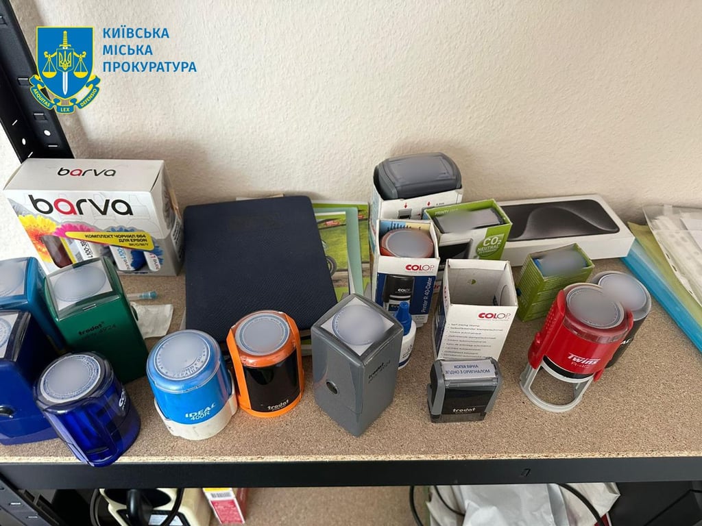 Ліхтарі для скверу за шалені гроші — у Києві викрили схему розкрадання бюджетних коштів - фото 3