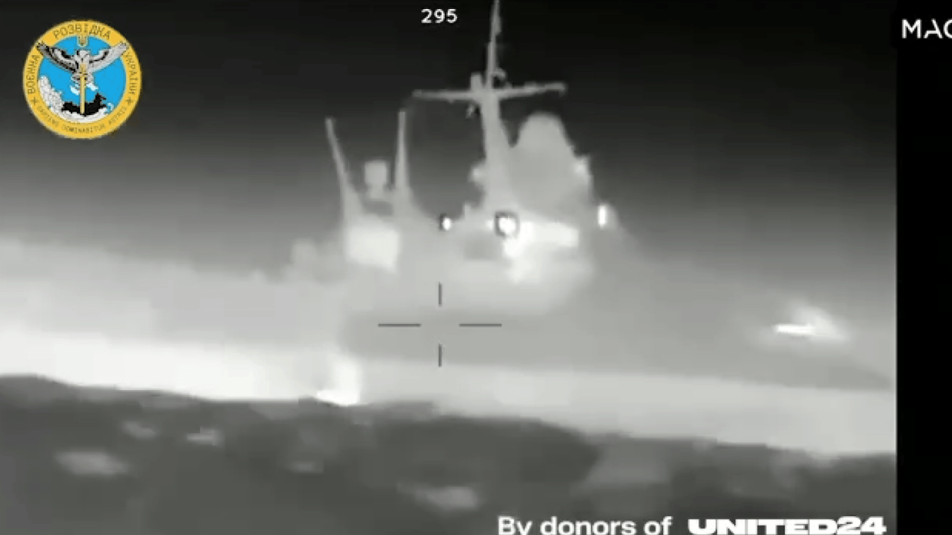 "Працюють українські технології": Федоров показав, як морський дрон атакував військовий корабель РФ