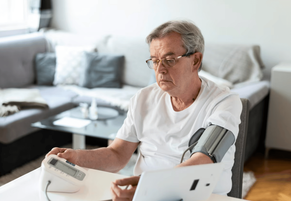 Мужчина, который меряет себе артериальное давление