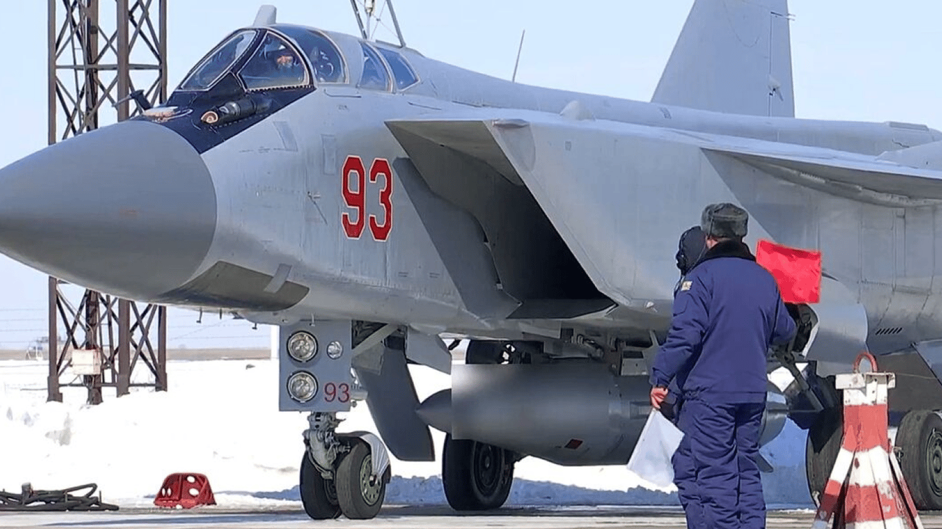 Россия нарисовала несколько истребителей МиГ-31 на аэродроме Бельбек