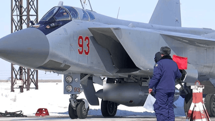 Росія намалювала кілька винищувачів МіГ-31 на аеродромі Бельбек - 285x160