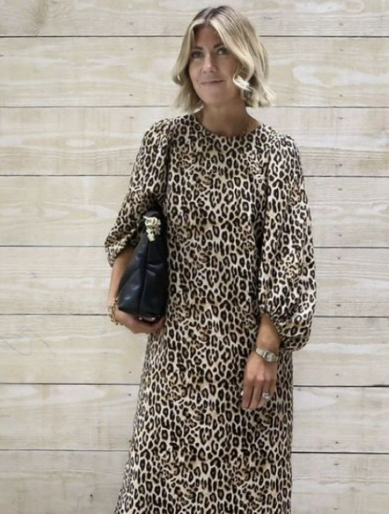 Взрослая женщина в платье леопардового цвета.