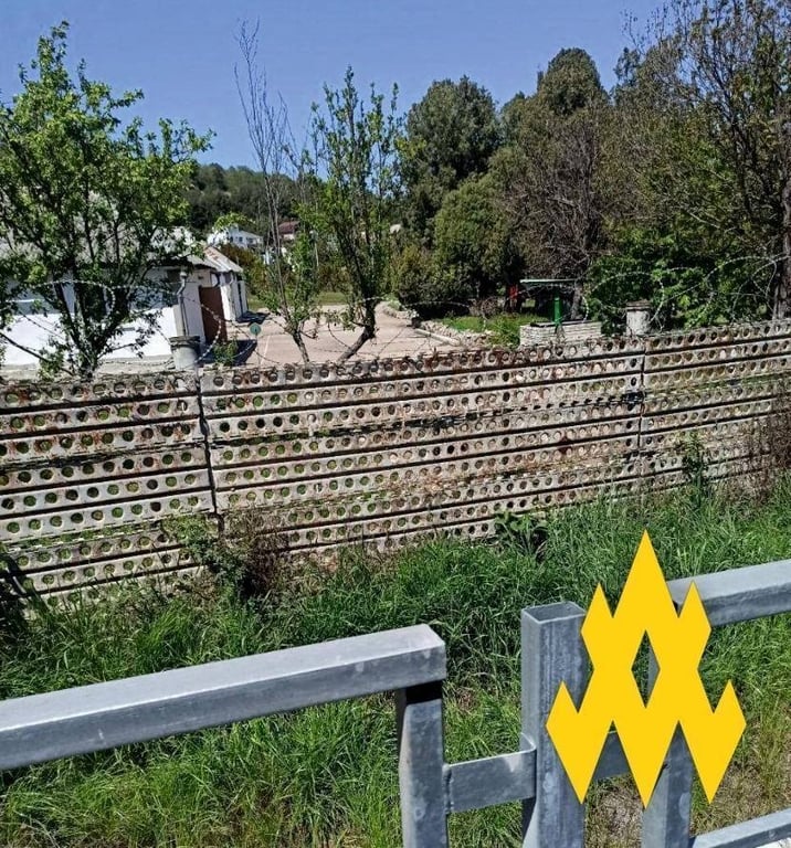 У Севастополі з частини "зникла" військова техніка — фото - фото 3