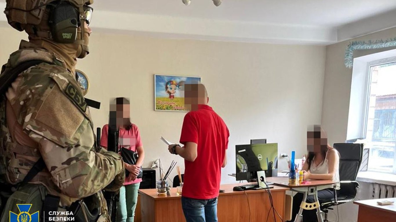 В Киеве задержали сотрудников военкомата, которые за $11 тыс. переправляли уклонистов за границу