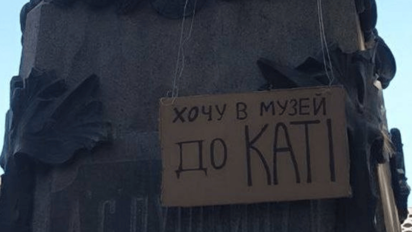 "Хочу в музей до Каті": в Одесі "прикрасили" погруддя Пушкіна