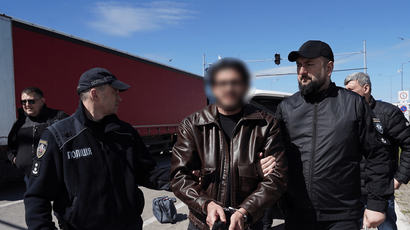 Афера з авто для ЗСУ: Естонія передала Україні організатора схеми