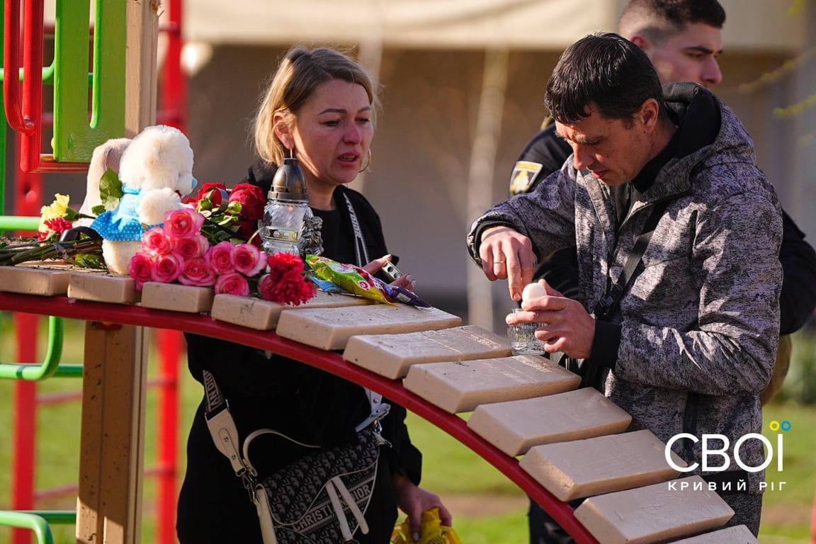 Сльози на дитячому майданчику: криворіжці приносять іграшки в пам’ять про загиблих дітей