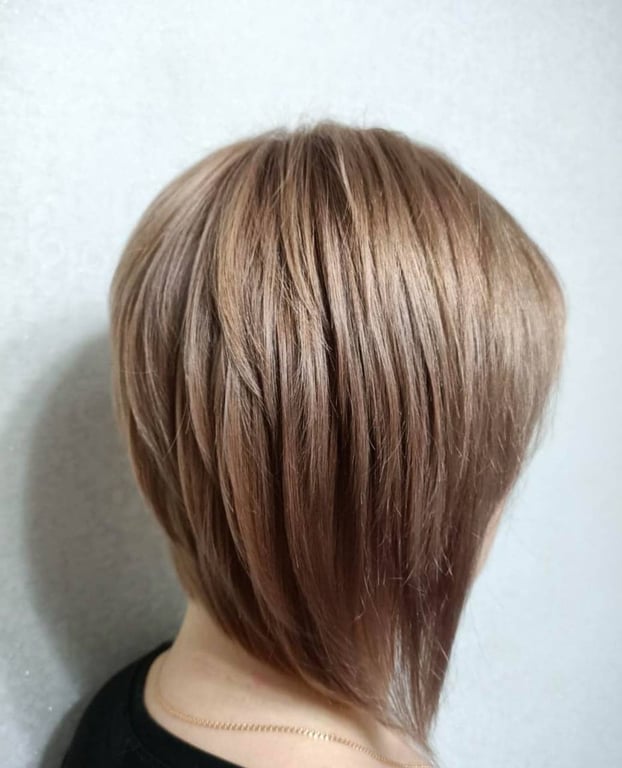 Асиметричний боб чудово підходить для жінок зрілого віку