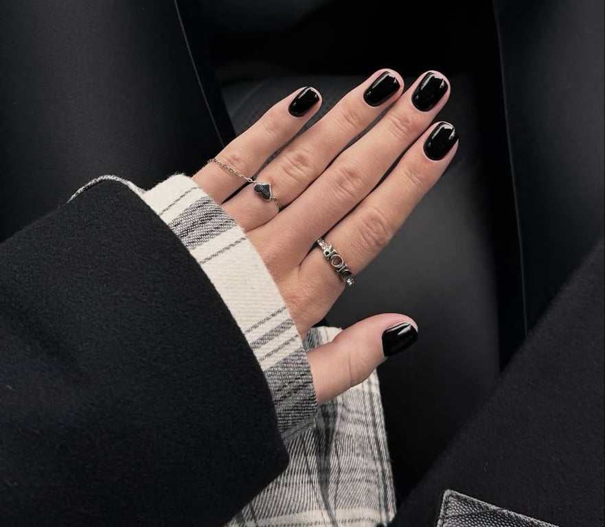 Чорний колір в манікюрі в тренді