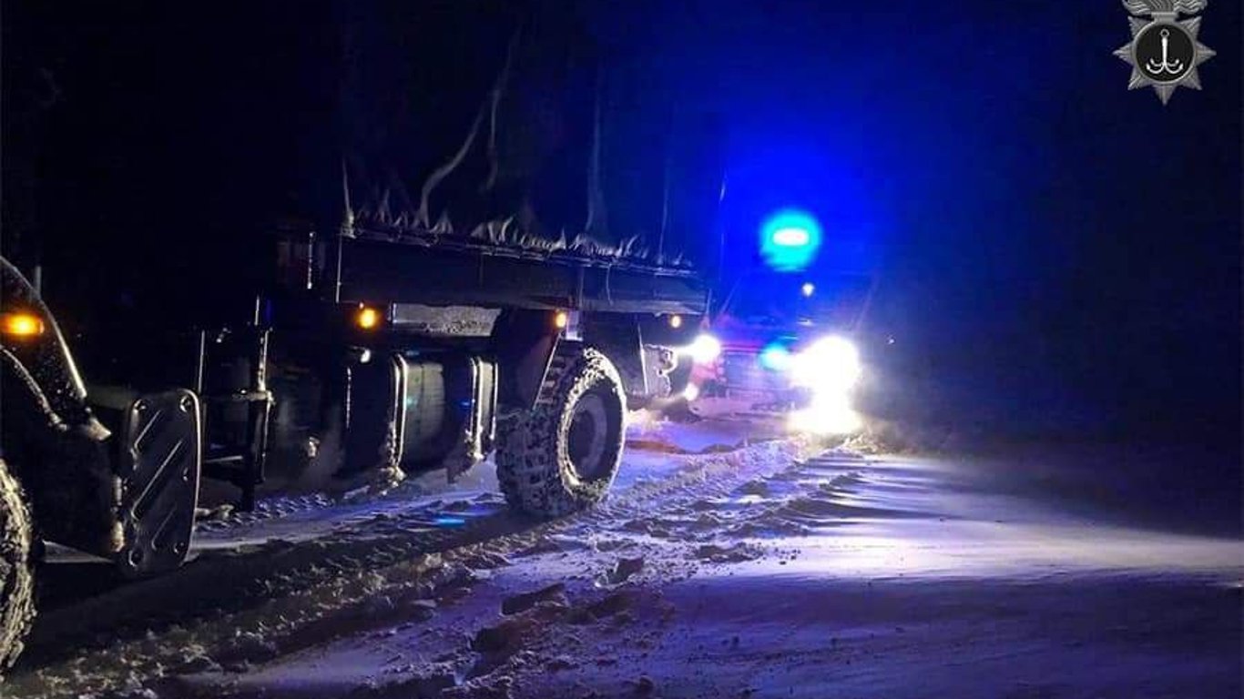 Військові допомагали діставати машини зі снігових заторів на Одещині
