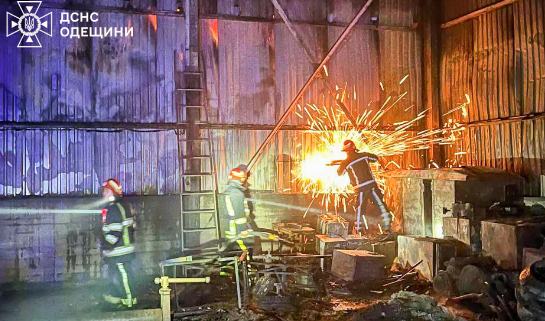 Спасатели в Молодежном тушат пожар