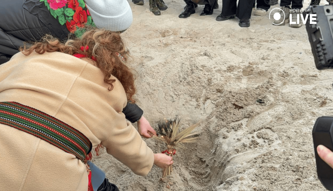 Розколяда на пляжі — в Одесі відзначили Водохреща в етно-стилі - фото 4