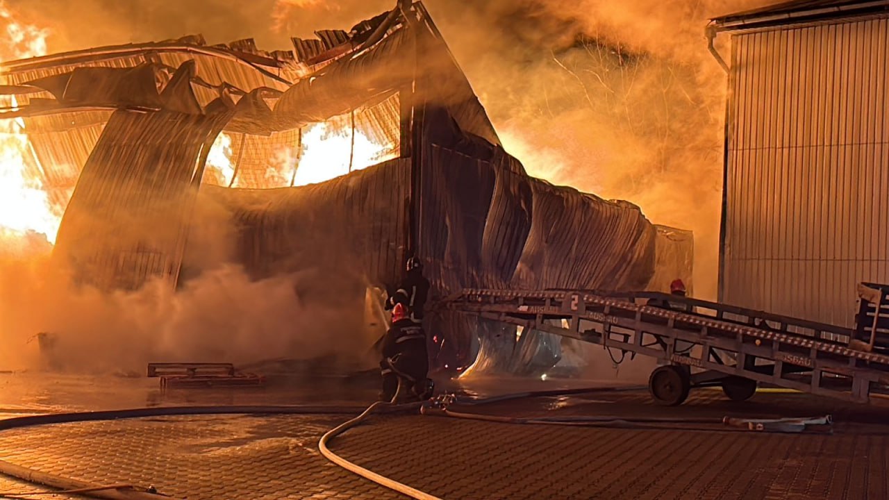 масштабный пожар на складе в Виннице