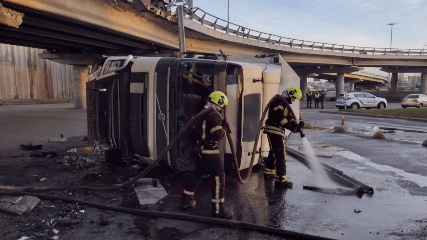 На Видубичах вантажівка впала з мосту