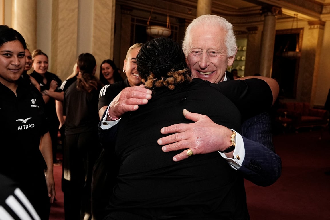 Король Чарльз з підданими