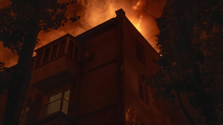 У Києві вночі спалахнув дах багатоповерхівки — що відомо - 285x160