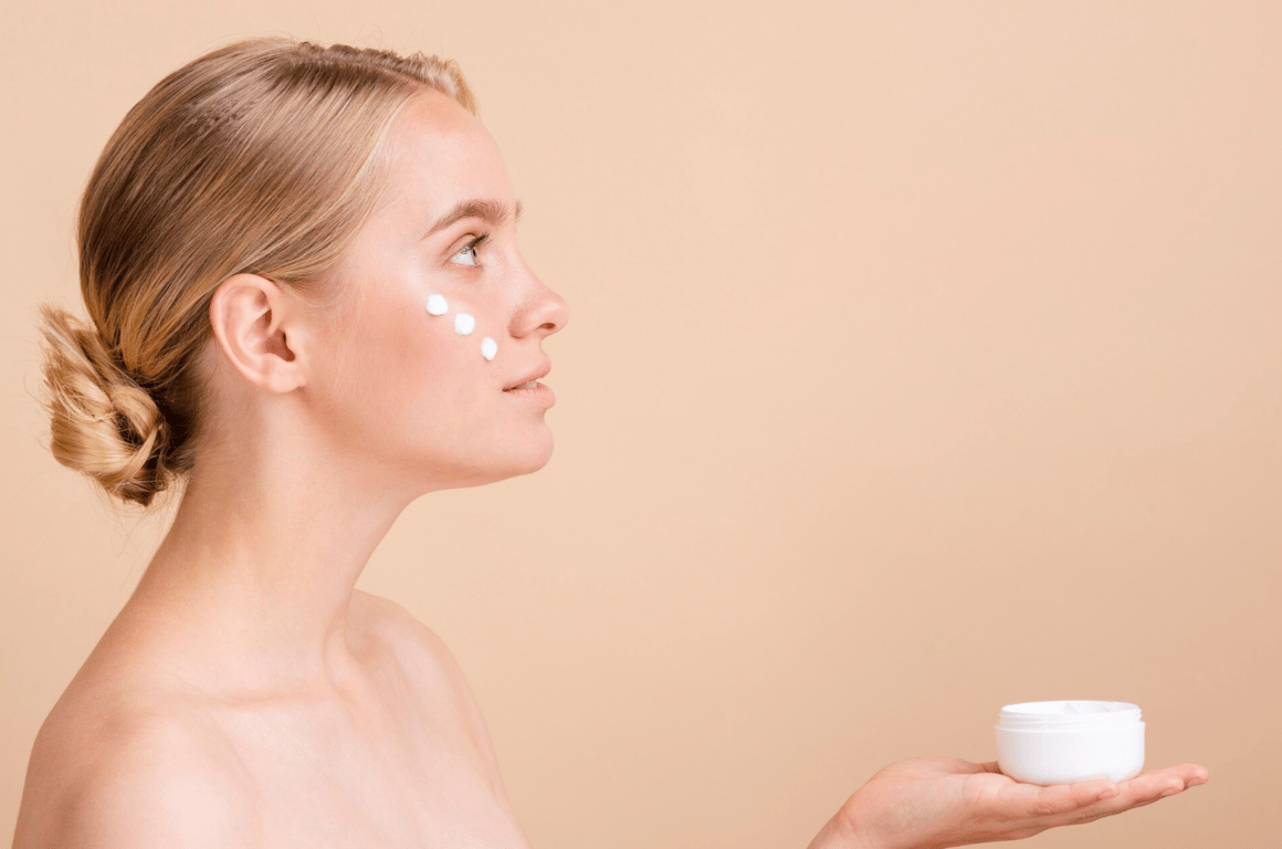 Перед макияжем важно увлажнить кожу.