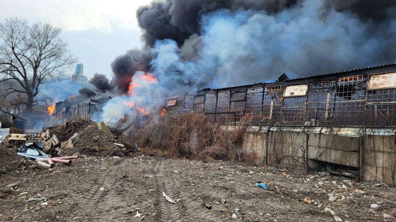 Пожар в Подольском районе Киева: Кличко показал видео с места происшествия