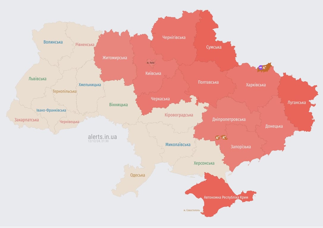 У центрі Києва впали уламки ворожого ударного дрона - фото 3