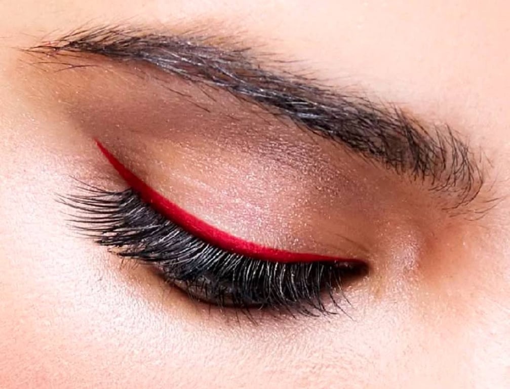 Червона підводка для очей загадковості образу