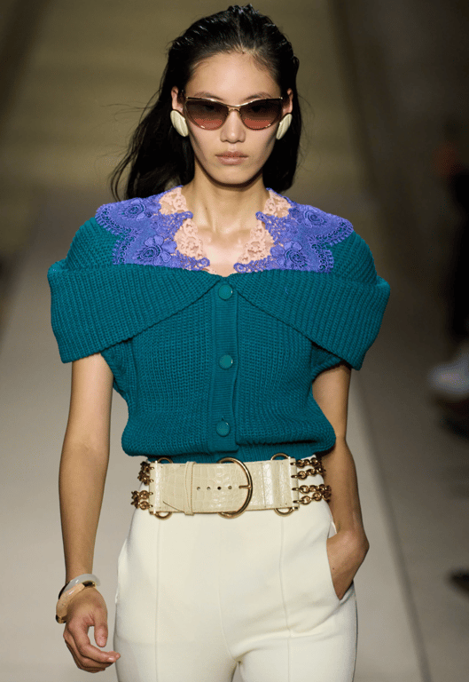 Широкі ремені з ланцюжками носять з тренчами