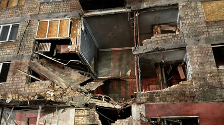 В Киеве обвалилась часть дома, который пострадал от атаки РФ - 285x160
