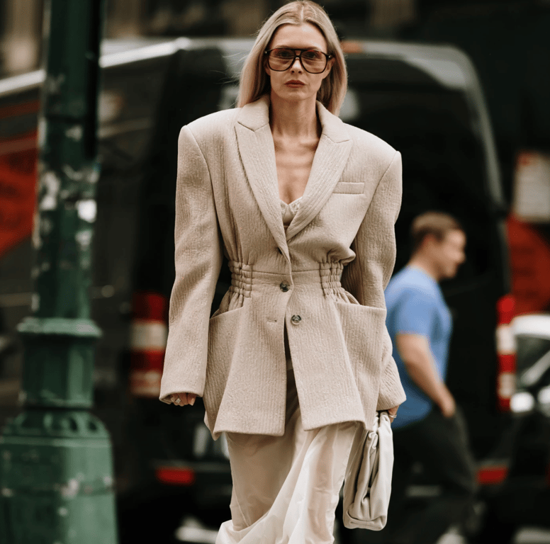 Приталений жакет красиво підкреслює фігуру