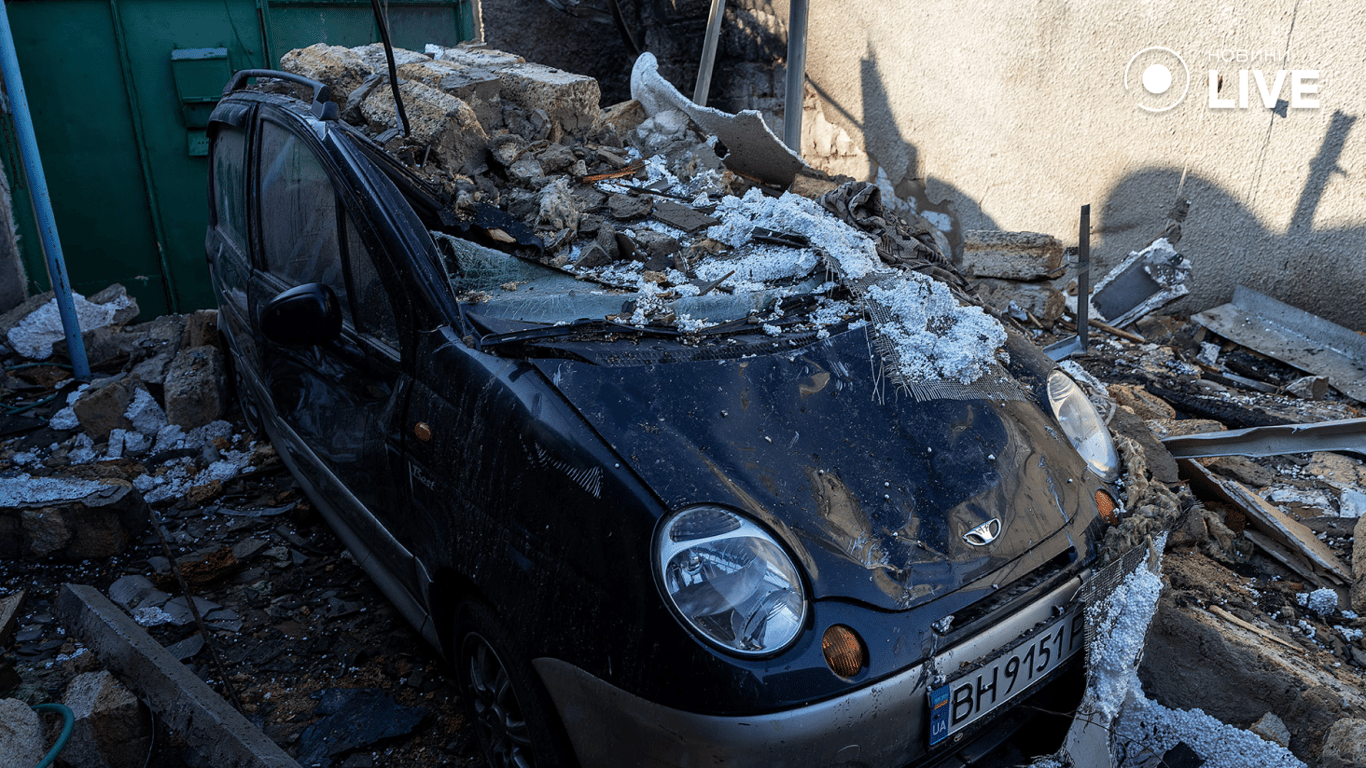Знищена автівка після влучання дрона РФ