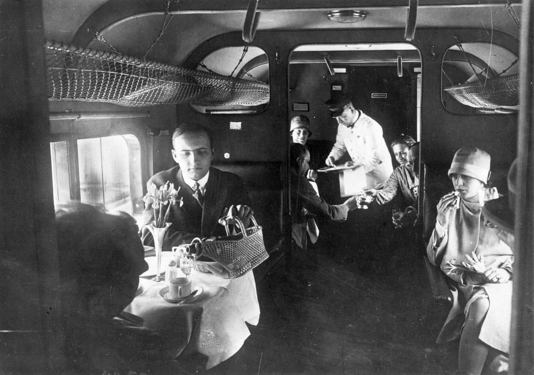 Подача їжі в літаку Lufthansa, лютий 1928 року