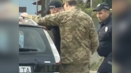 Под наблюдением ТЦК — во Львове двое полицейских силой затолкали мужчину в авто - 290x166