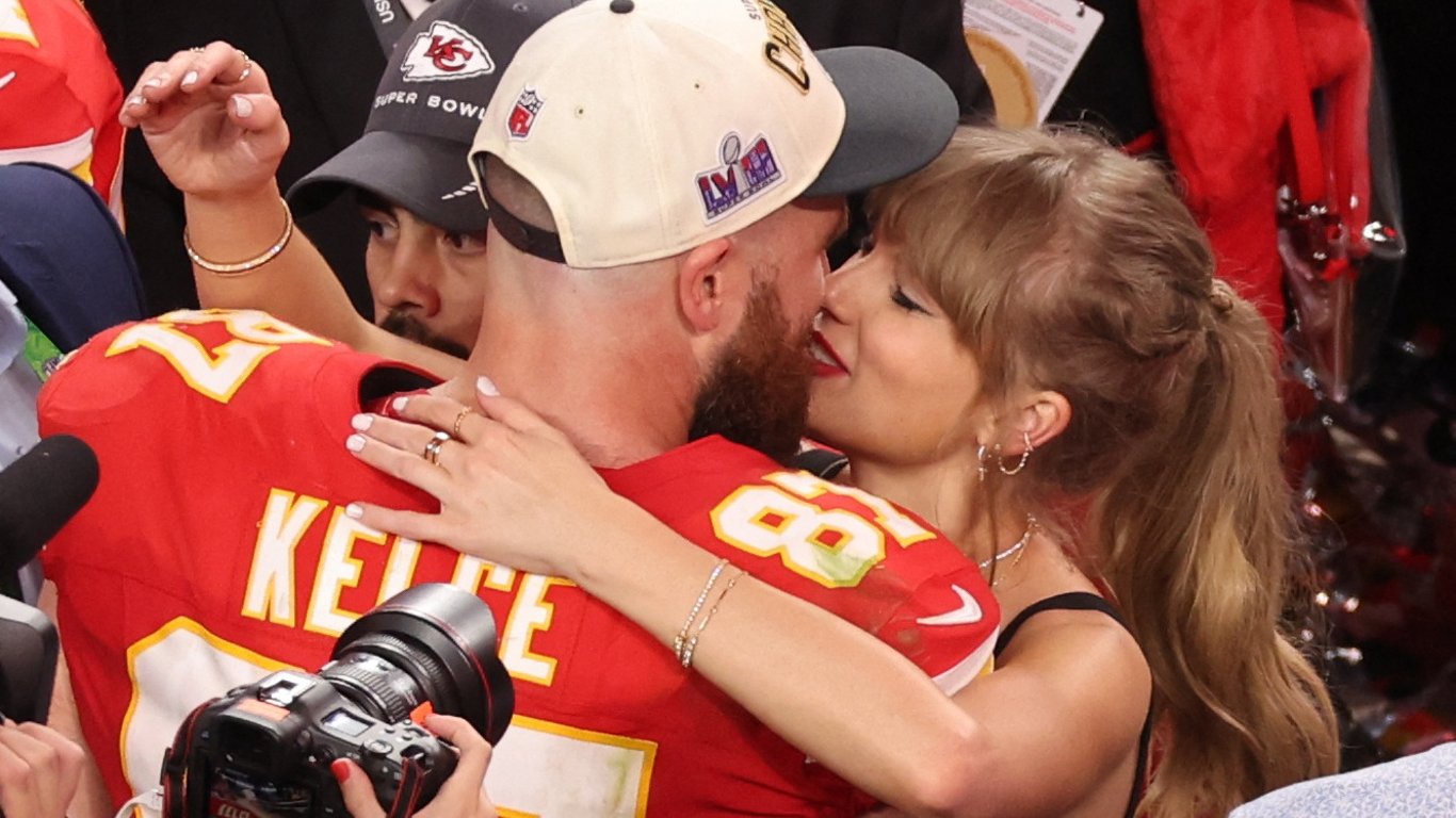 Оголення Ашера та поцілунки Тейлор Свіфт — найвидовищніші моменти Супербоулу-2024