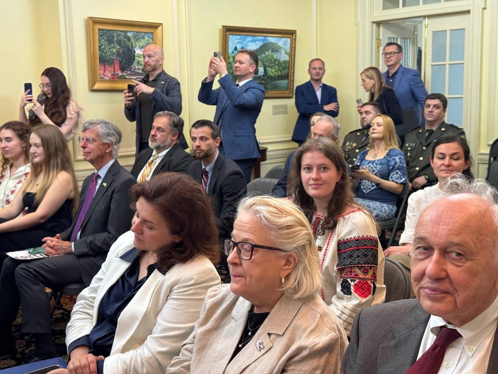 Люди сидять на презентації української марки до 250-річчя США - фото 4