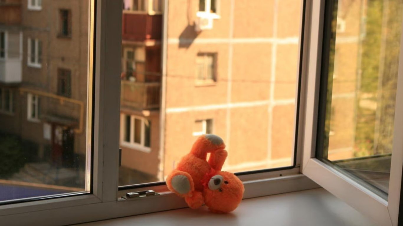 Дитина випала з вікна в Києві - що відомо