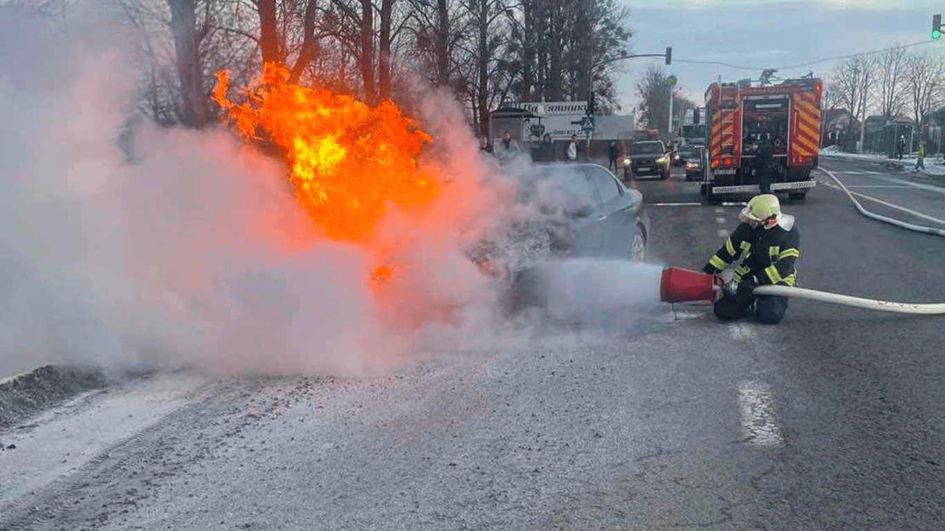 Возле Львова внезапно загорелся автомобиль во время движения