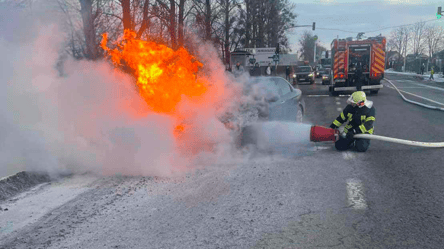 Возле Львова внезапно загорелся автомобиль во время движения - 285x160