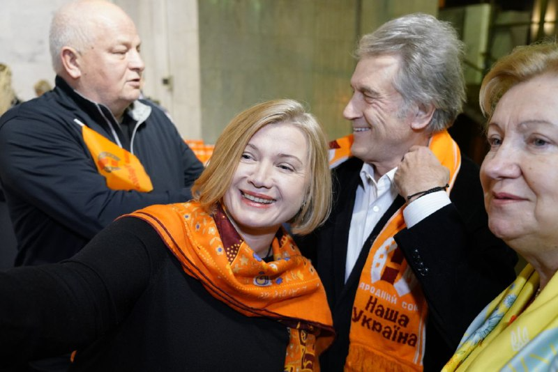 Ющенко во время выставки к 20-летию Оранжевой революции