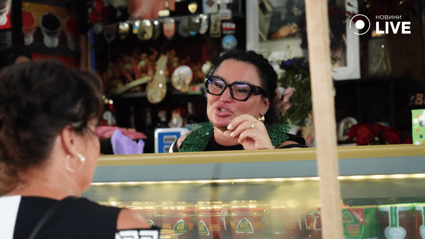 Продавчиня розповідає про свій асортимент. Фото: Новини.LIVE