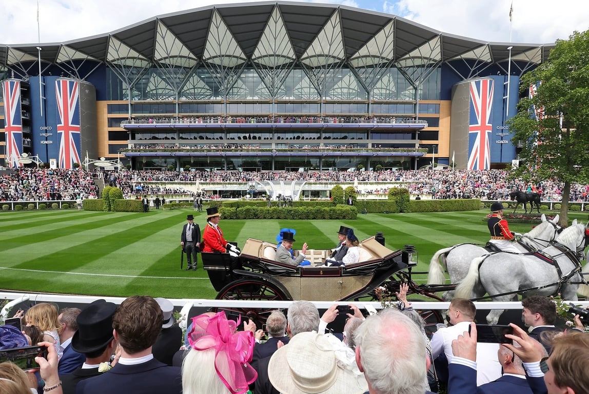 Король Чарльз та королева Камілла приїхали на кінні перегони. Фото: instagram.com/theroyalfamily