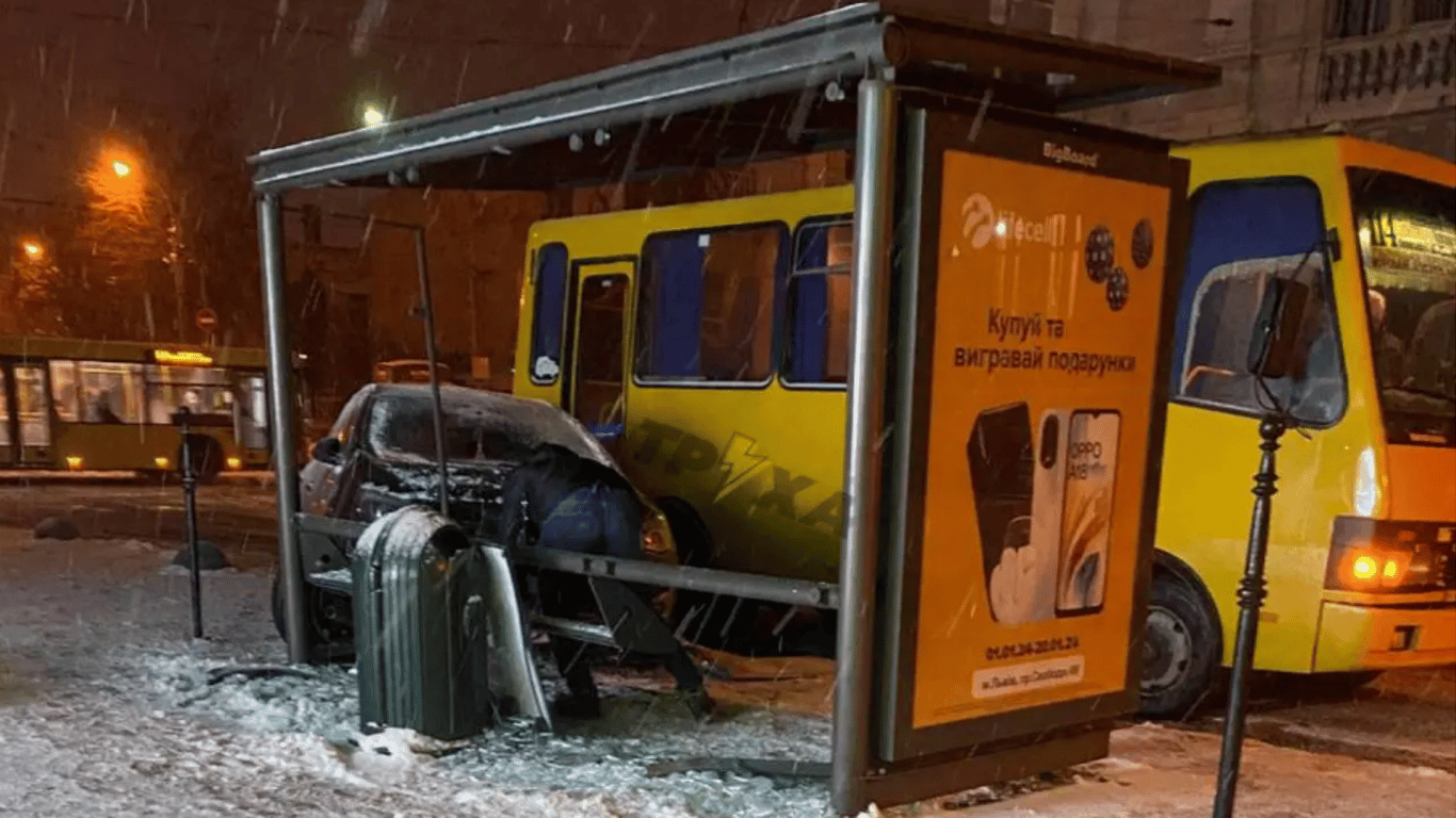 У центрі Львова автомобіль врізався в автобусну зупинку