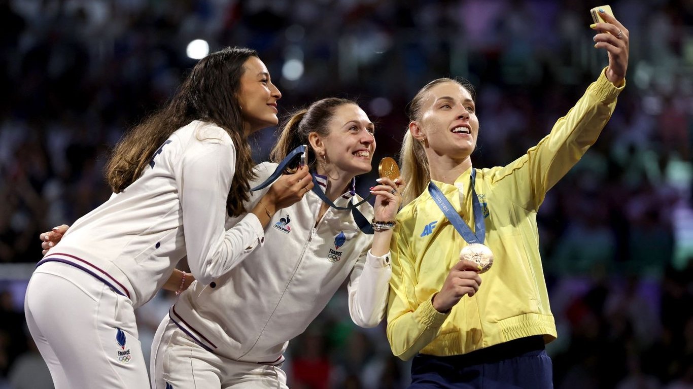 Ольга Харлан на пьедестале после выигранной бронзы на Олимпиаде-2024