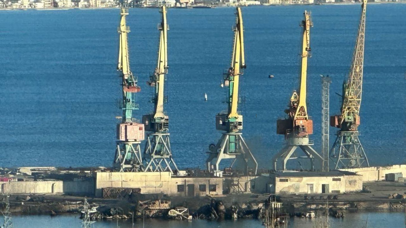 Знищення корабля у Феодосії — в РФ заявили про поранених та зниклих безвісти
