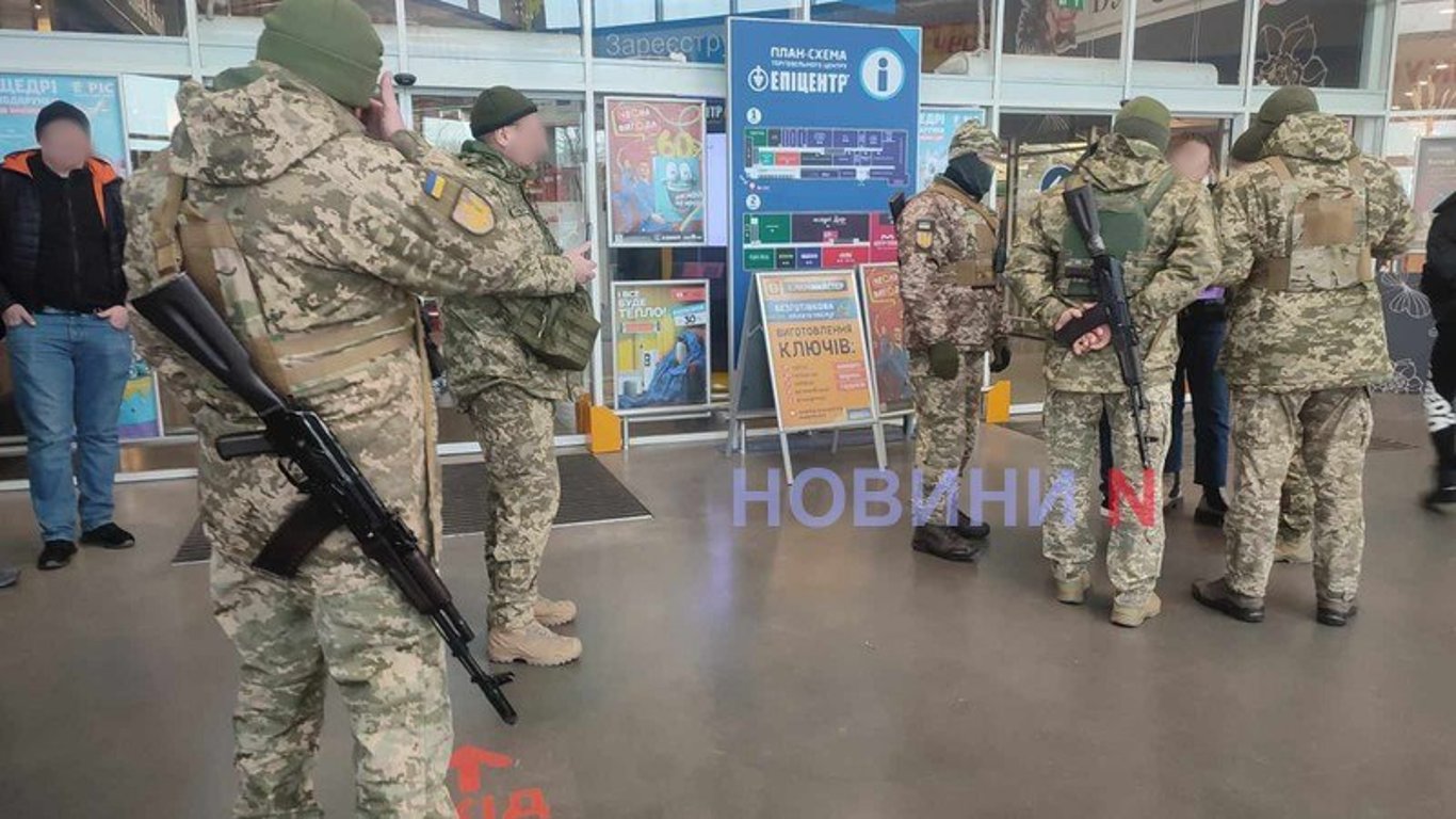 В Миколаєві працівники ТЦК перекрили виходи з торговельного центру