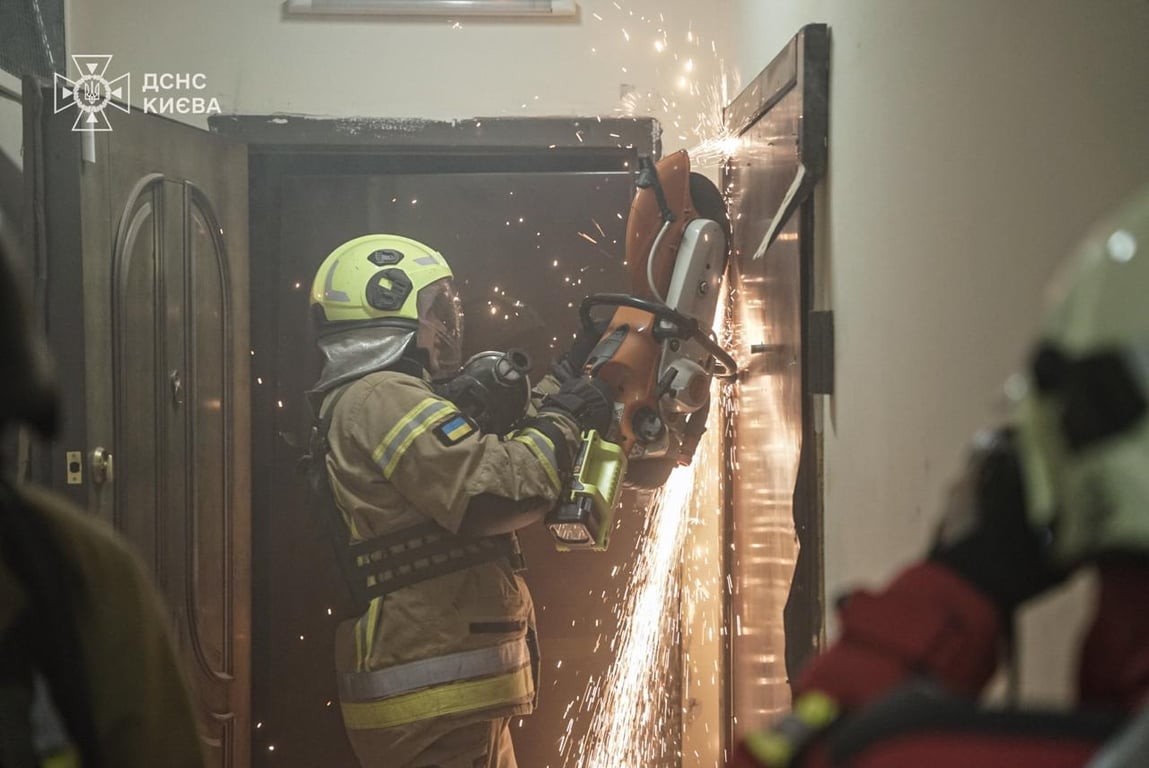 Загинули троє рятувальників під час ліквідація наслідків у Києві