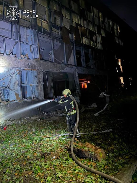 Атака РФ на Київ: пошкоджено будівлю навчального закладу - фото 1