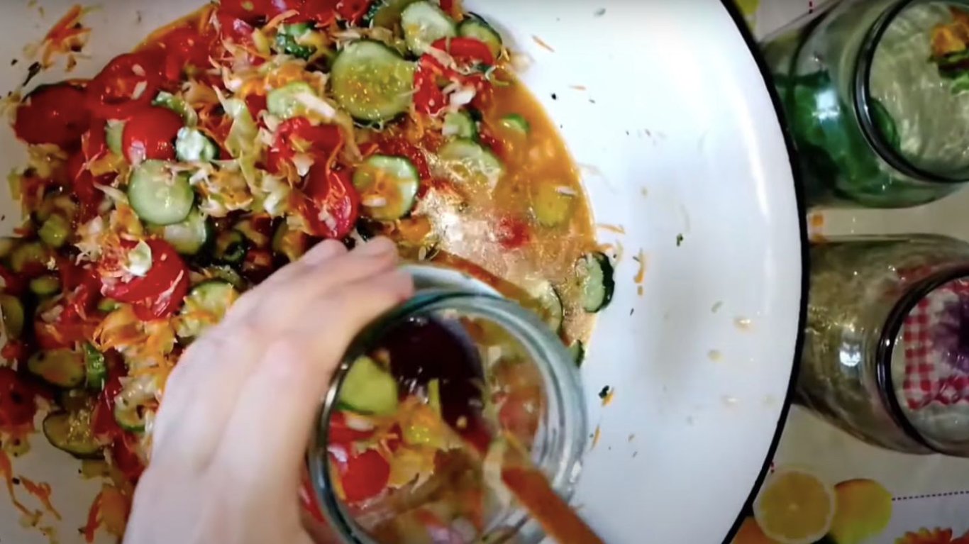 смачний рецепт салату з овочів на зиму 