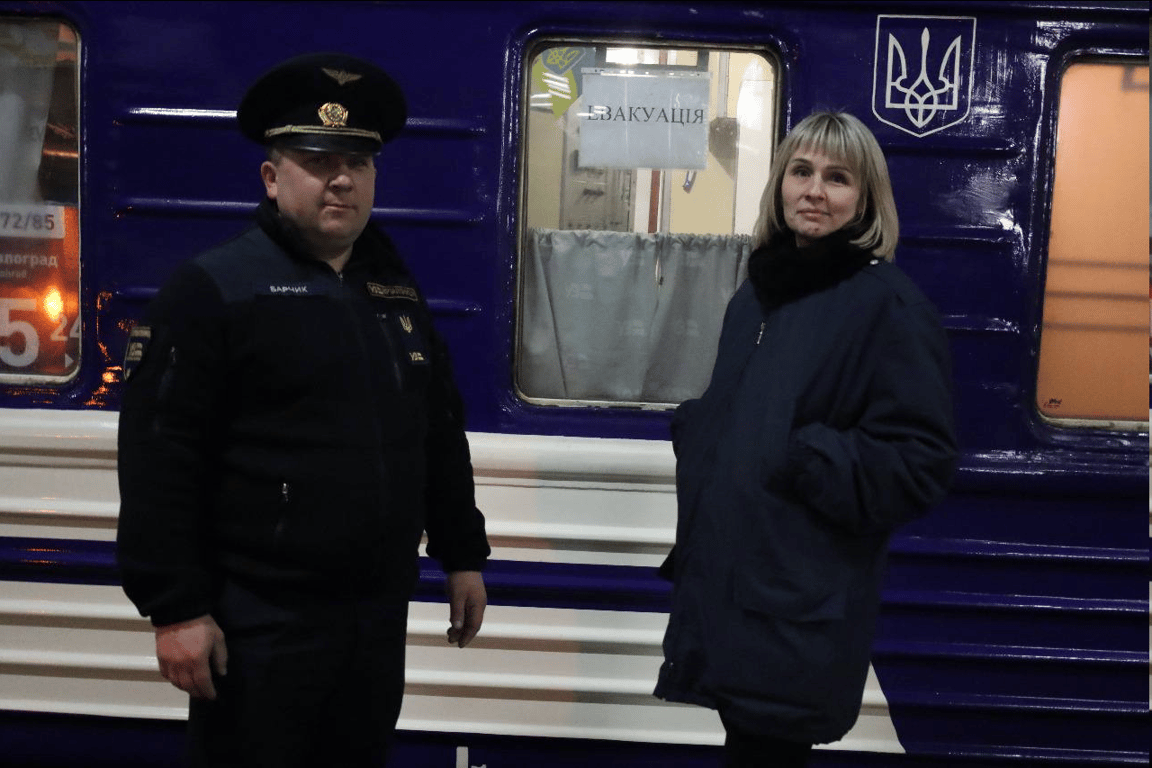 Укрзалізниця продовжує евакуювати жителів Донеччини — фото - фото 2